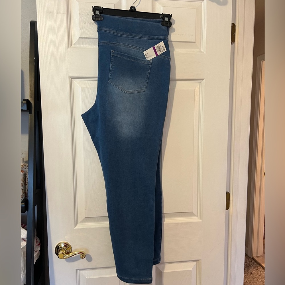 Thalia Sodi XXL med wash NWT pull on jeans straight leg